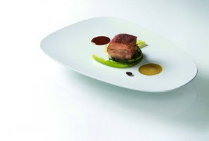 maialino da latte arrostito con spuma di senape e polvere di caffè - piatto